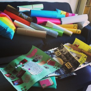 Mi salón lleno de trabajos a corregir